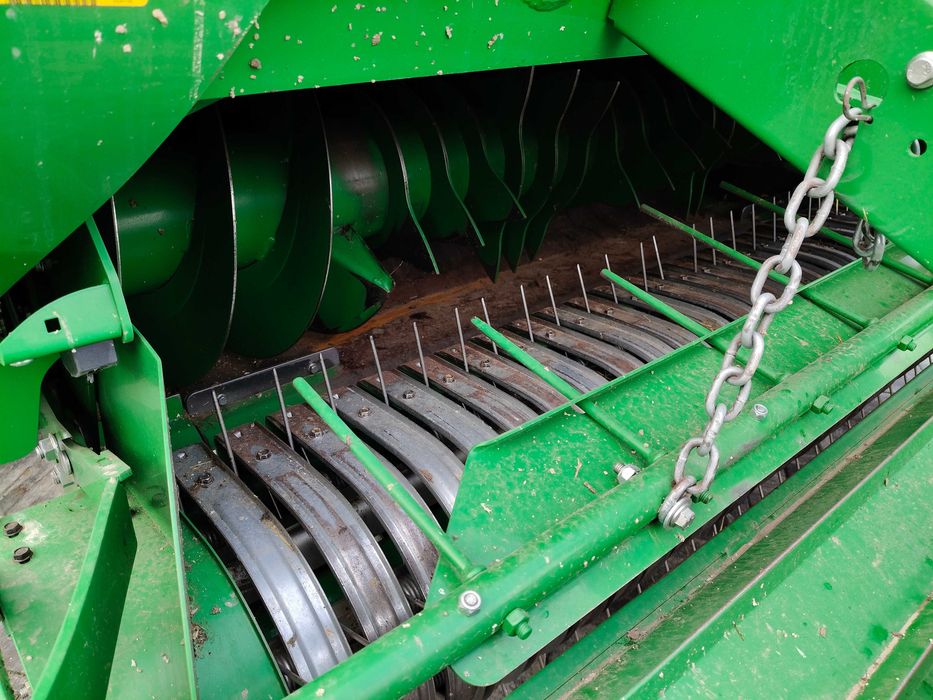 Prasa rolująca belująca do balotów John Deere V451M