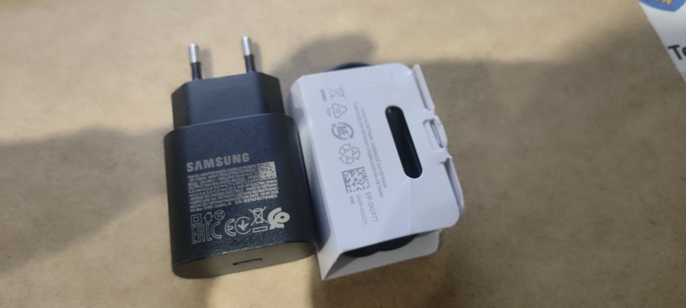 Kompaktowa, szybka ładowarka do telefonów Samsung, kabel 1m.