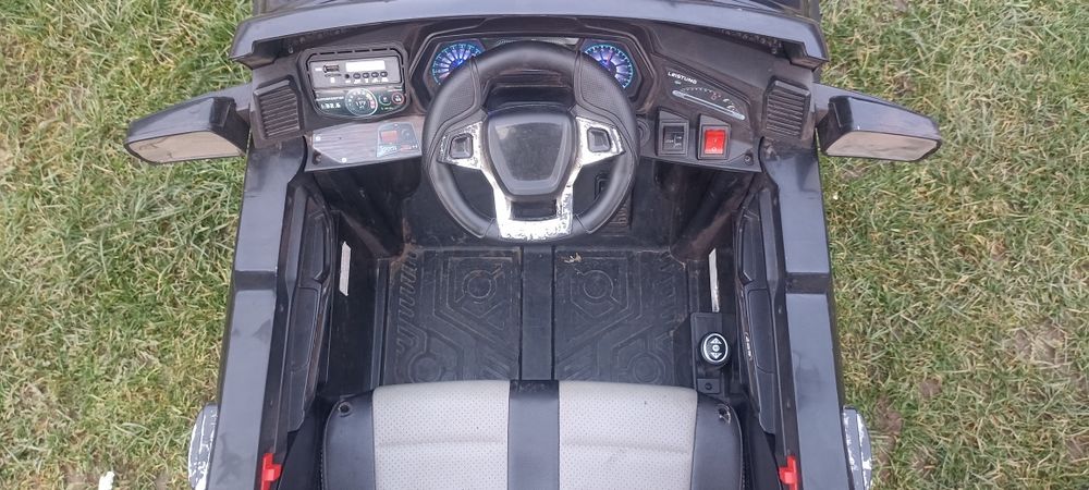 Дитячий електромобіль