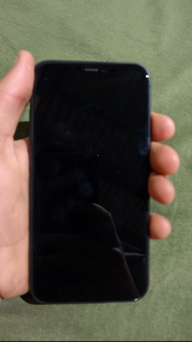 Айфон 11 чорного кольору