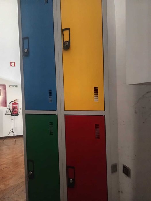 "Soluções de Vestiário para Escolas: Cacifos de Metal à Prova de Tudo"  - Coloridos e divertidos!
