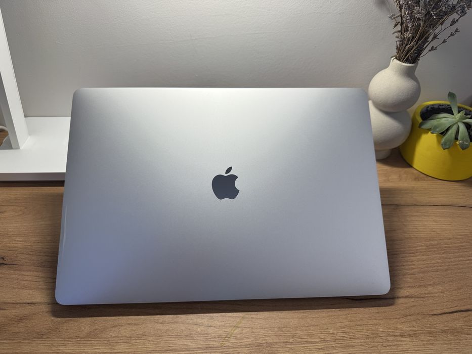 MacBook Pro 16 2019 8-Core i9 32GB RAM 512GB Radeon 4Gb