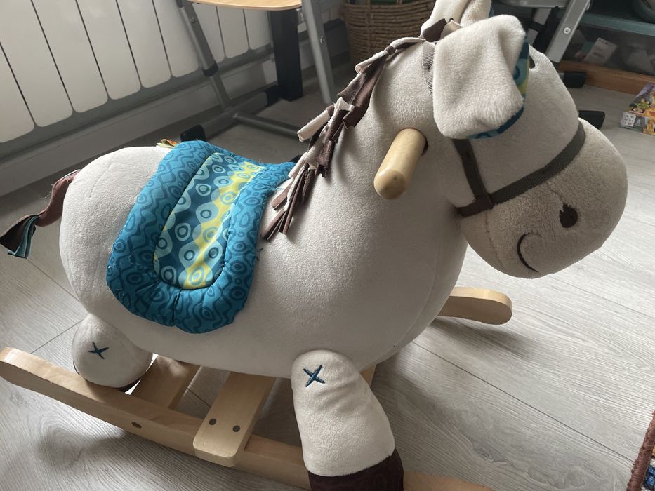 B toys konik na biegunach koń pluszowy bujak dla dziecka