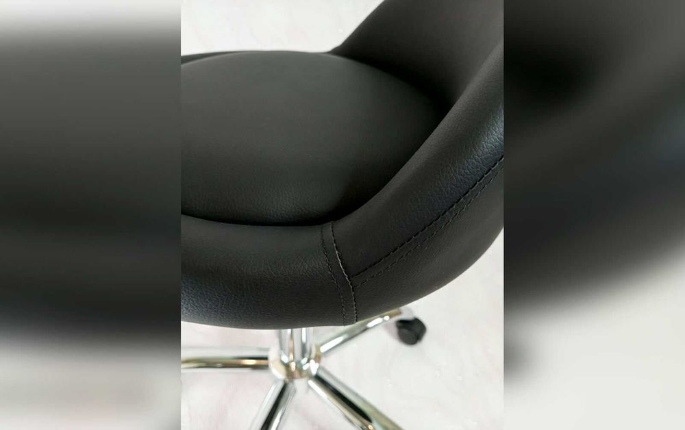 Чорне офісне крісло кругле на колесах Atlant-2 табурет стул маникюрный