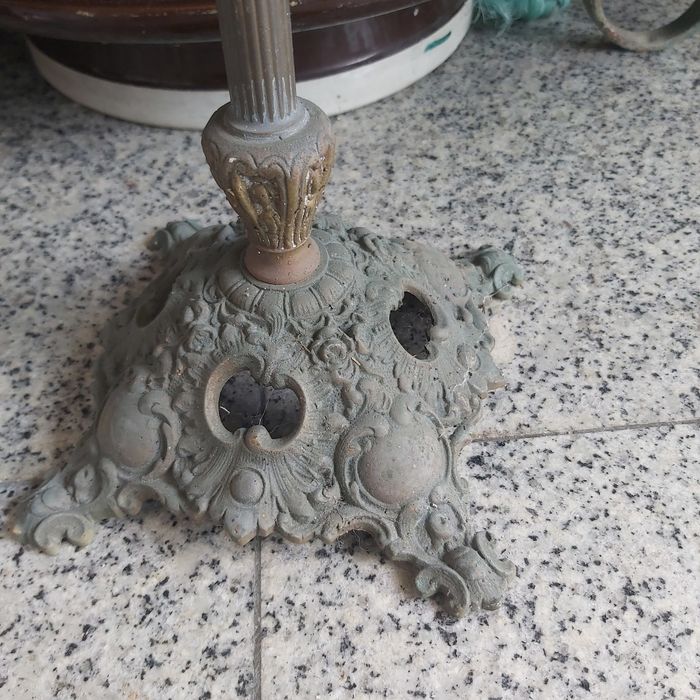 Cinzeiro de pé alto antigo