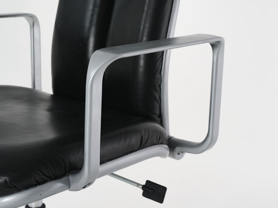 Cadeira Hille modelo supporto em pele