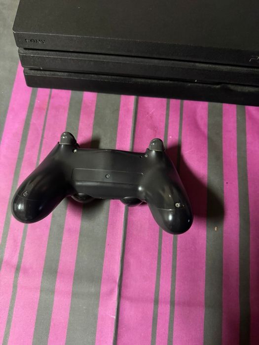 PS4 Pro 1TB ótimas condições + GTA V + Red Dead Redemption 2