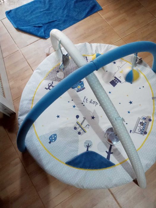 Tapete de atividades para bebés em bom estado