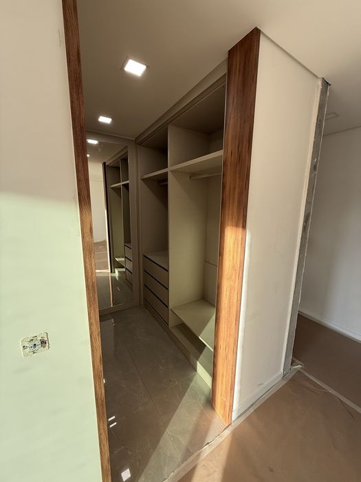 Closet  amplo com arrumacao
