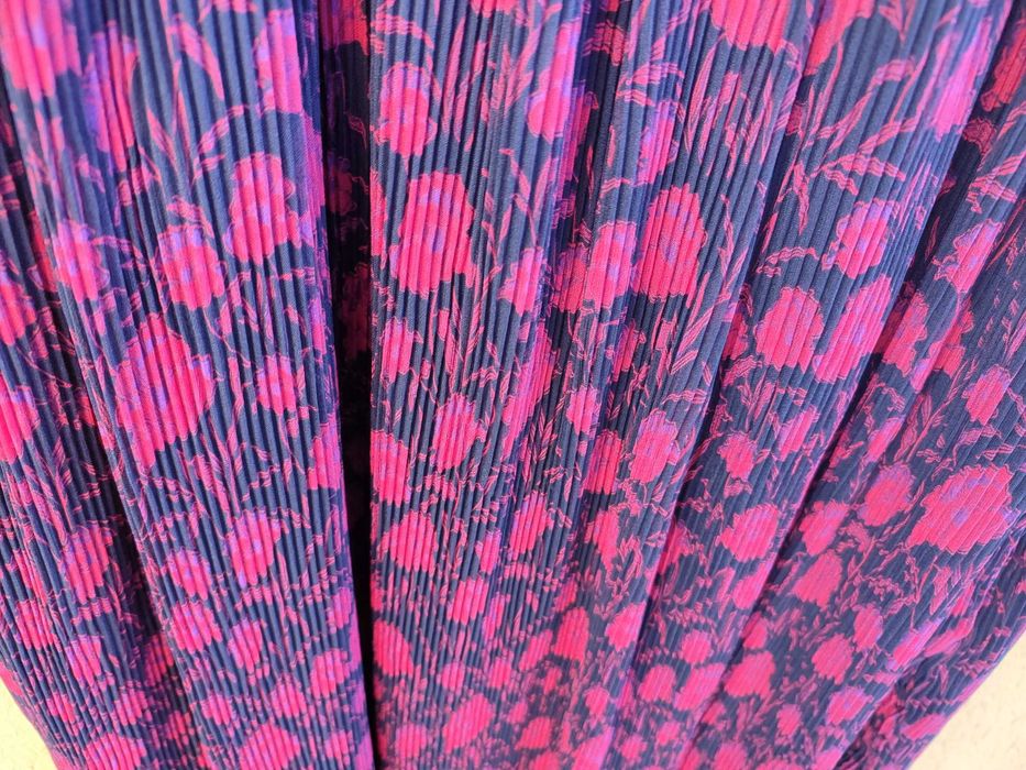 Vestido Guess com padrão preto e vermelho