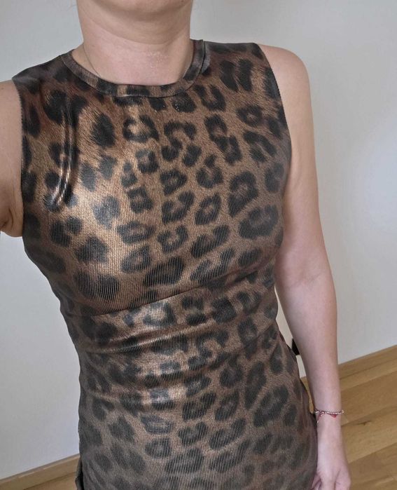 Sukienka tuba w panterkę Zara