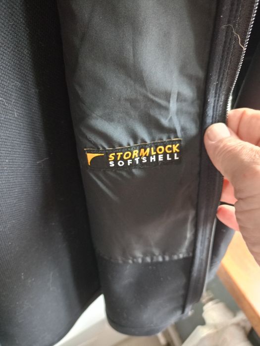 Czarna, długa kurtka softshellowa marki Jack Wolfskin,