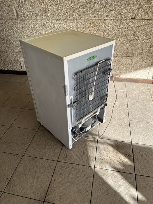 Frigorifico para encastrar no balcao ou escritirio