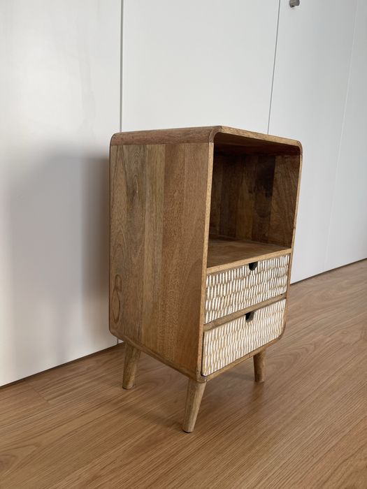 Mesa de Cabeceira em Madeira com 2 Gavetas – Estilo Natural/Boho