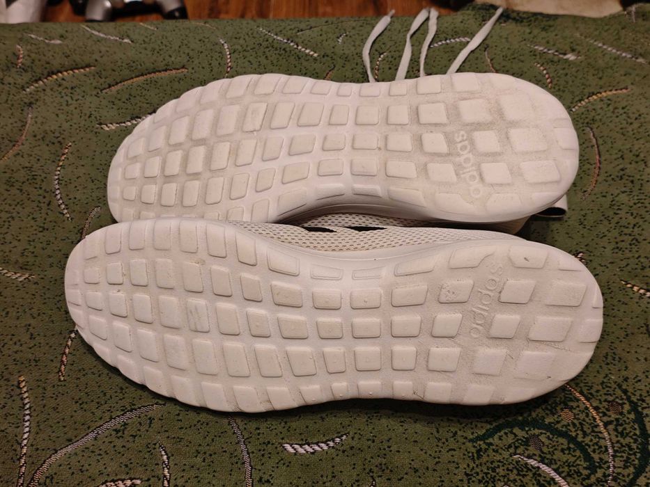 Кроссовки Adidas (оригинал) фирменные размер-43,5 стелька- 27,5-28см.