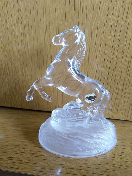 Kryształowa figurka konia.