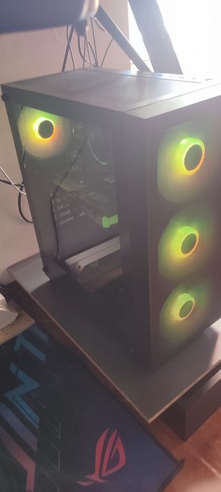 Setup gaming: monitor/PC gaming/volante