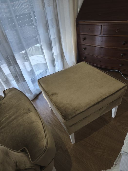 Poltrona de veludo verde e repousa pés