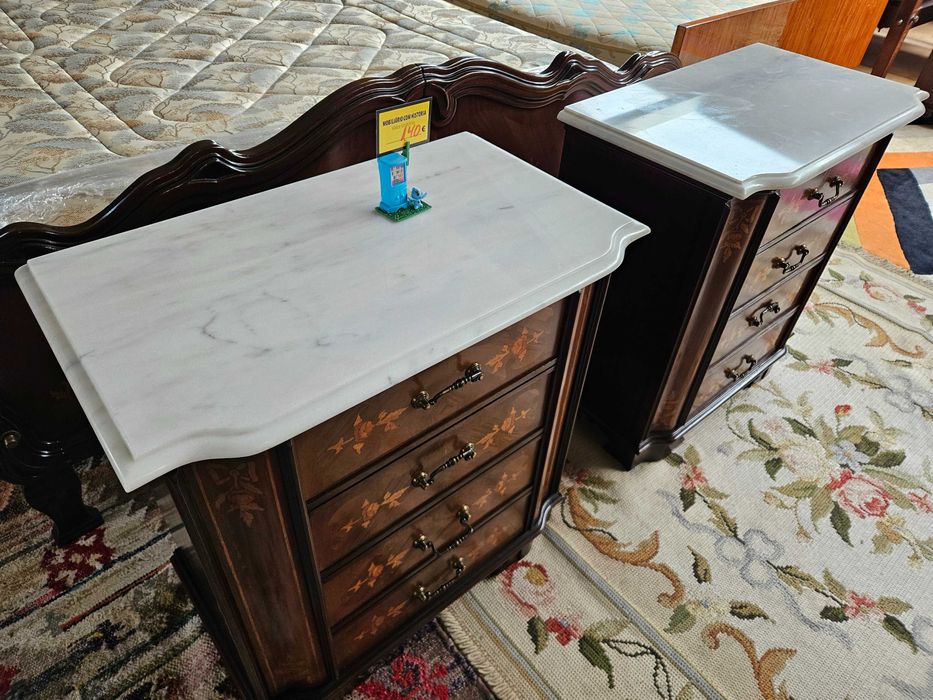 Grandes mesas de cabeceira em madeira e tampo em pedra - ópti