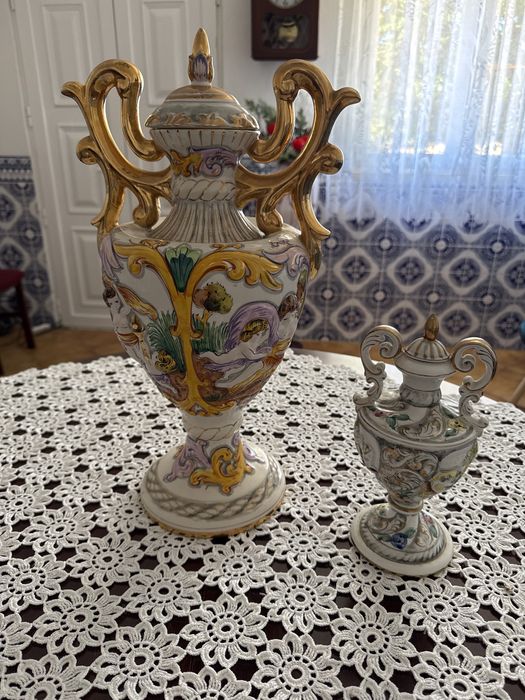 Conjunto de jarrões pintados à mão