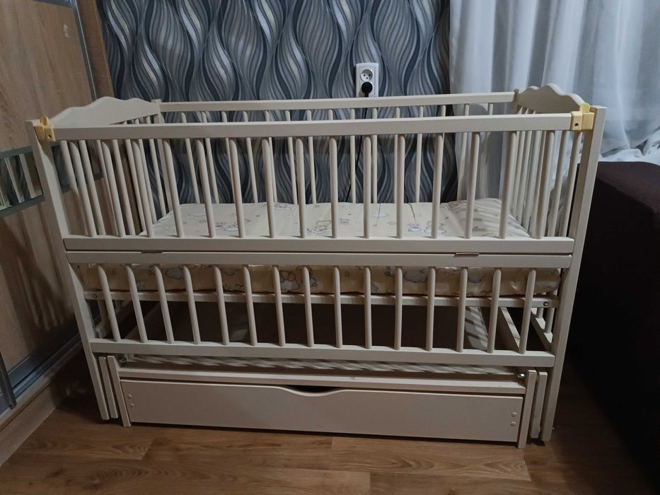 Дитяче ліжечко (кроватка) з маятниковим механізмом та шухлядою