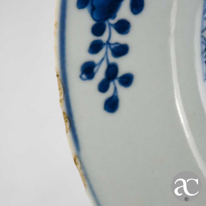 Prato porcelana China período Qianlong, séc. XVIII, pagode e paisagem