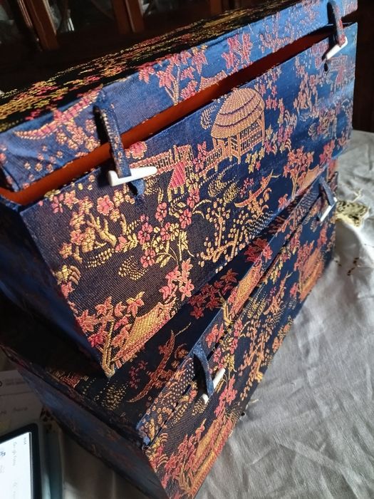 Três caixas forradas com tecido Oriental