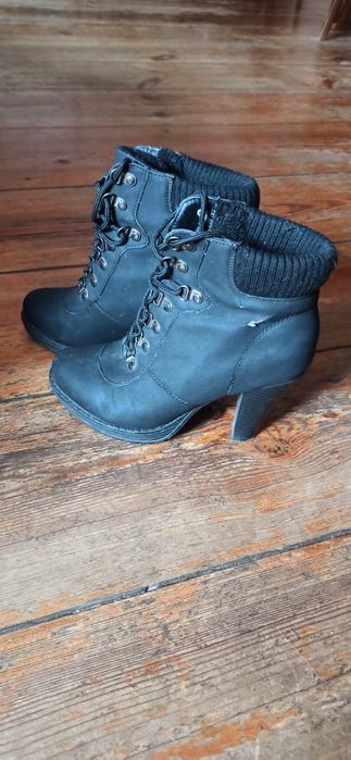 Czarne buty wiązane na wysokim obcasie