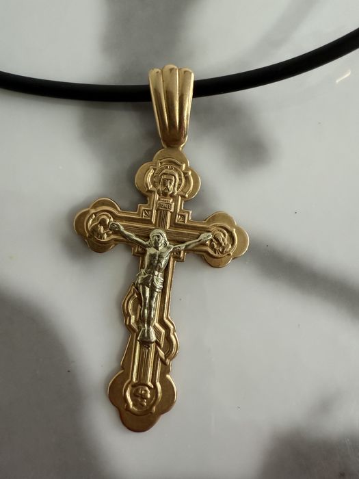 Золотой крестик со шнурком с золотыми встааками