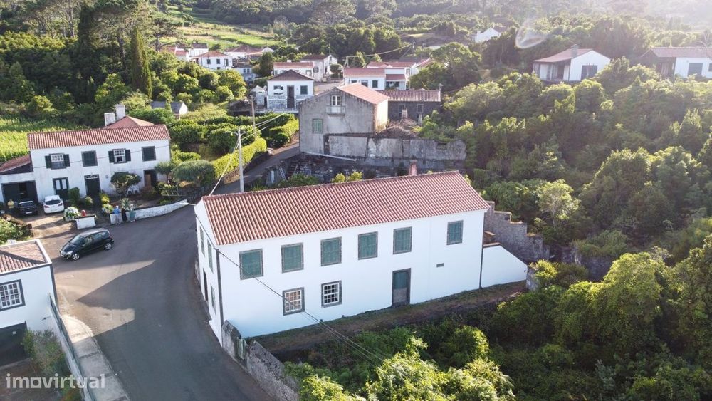 Casa senhorial histórica em São Roque do Pico com vista para o mar