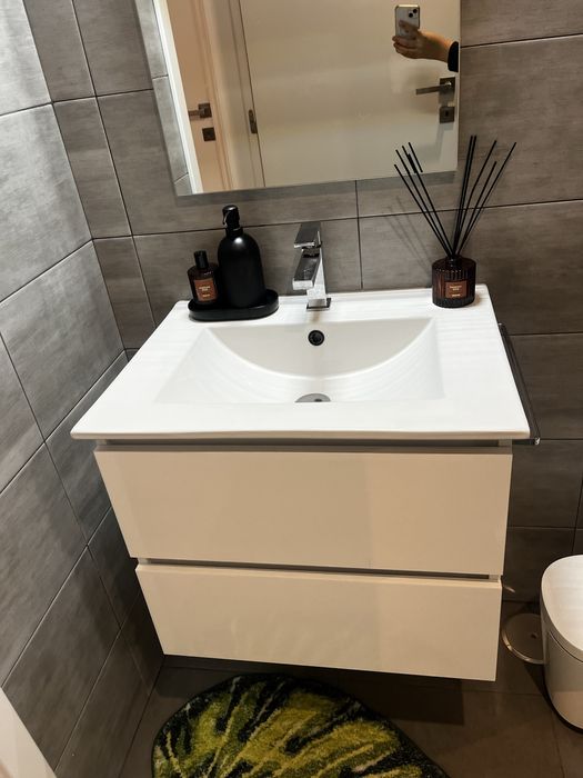 Armário de casa de banho com lavatório, torneira, espelho e luz