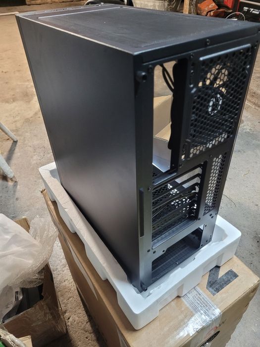 NZXT czarna obudowa