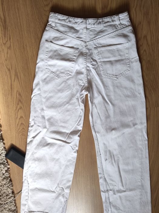 Białe jeansowe dzwony