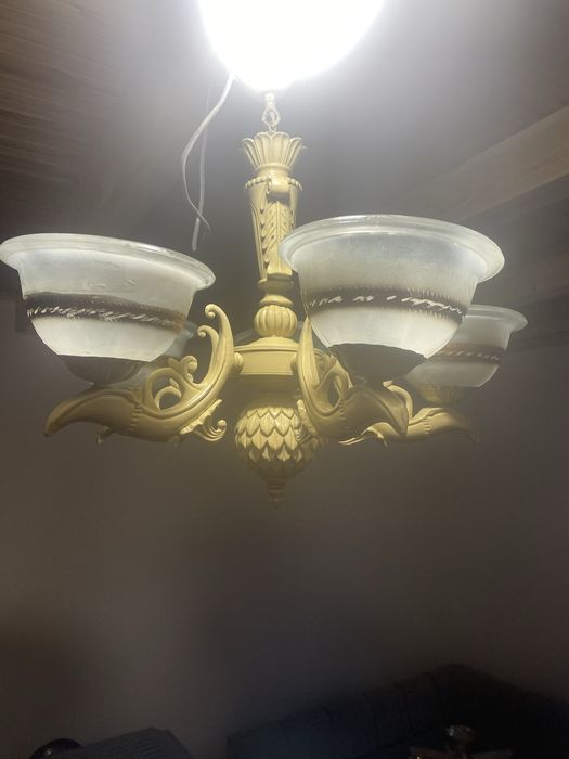 Люстра в хорошому стані