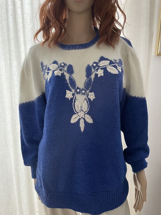 Zjawiskowy sweter ze zdobienie angora haft biały niebieski xl