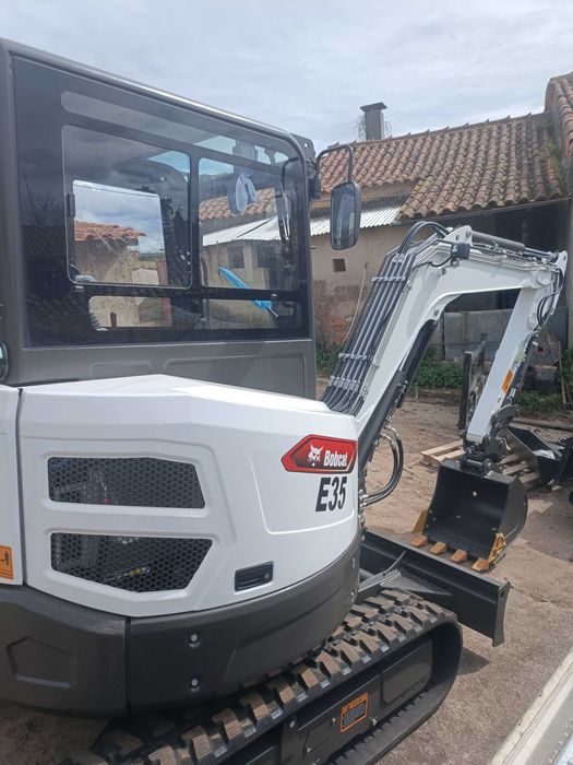 Serviço de máquina giratória e bobcat