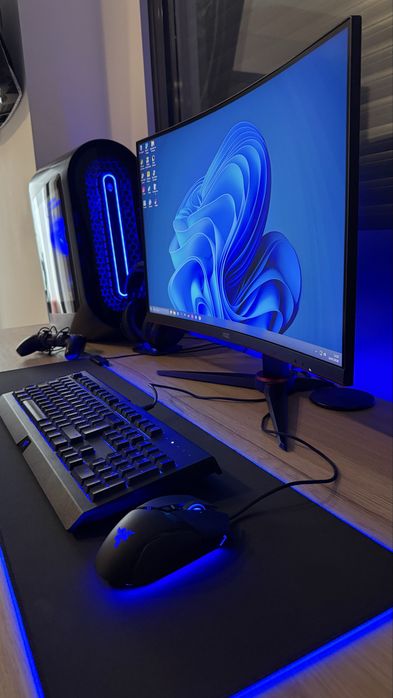 PC Alienware R13 com monitor e periféricos