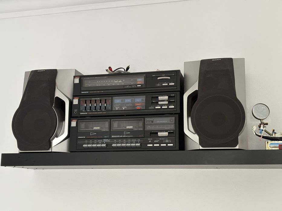 Aparelhagem antiga Sanyo e colunas Sony