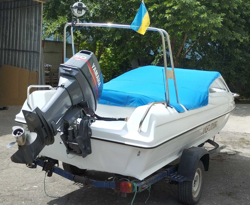 Катер для романтичних прогулянок.