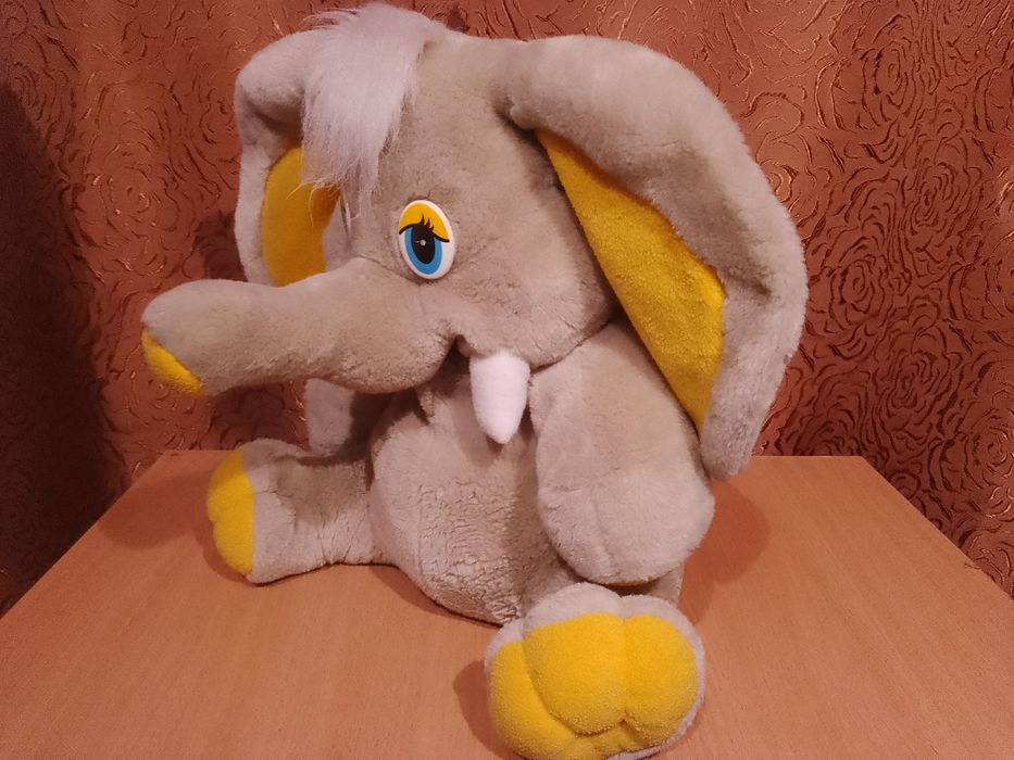 М'яка іграшка: слоненя.