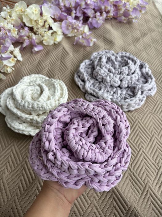 Vendo Flores em crochet, lindos apontamentos de decoração.