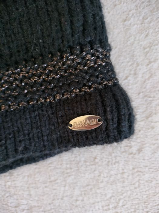 Czarna czapka z pomponem