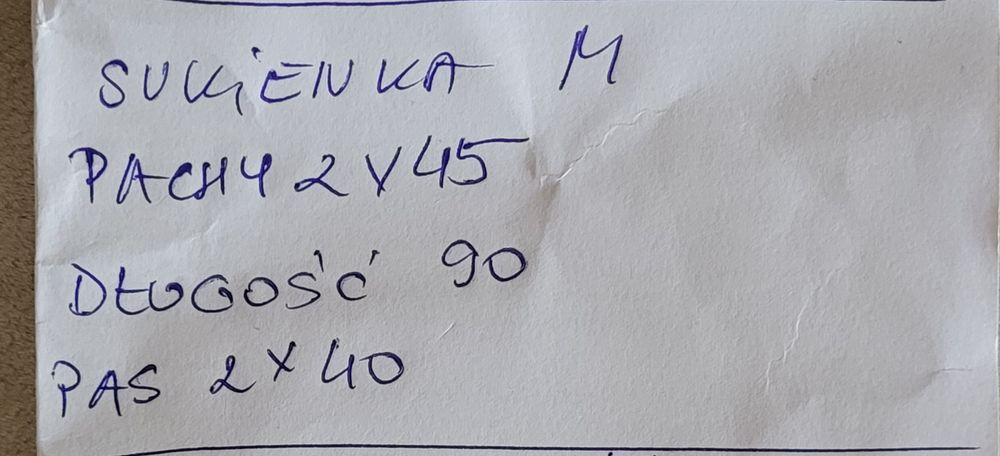 Śliczna, dopasowana sukienka M