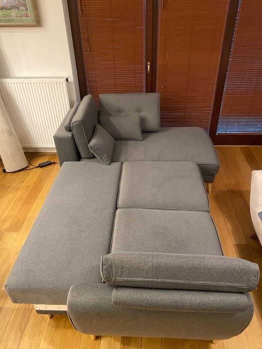 Czysta sofa narożna.