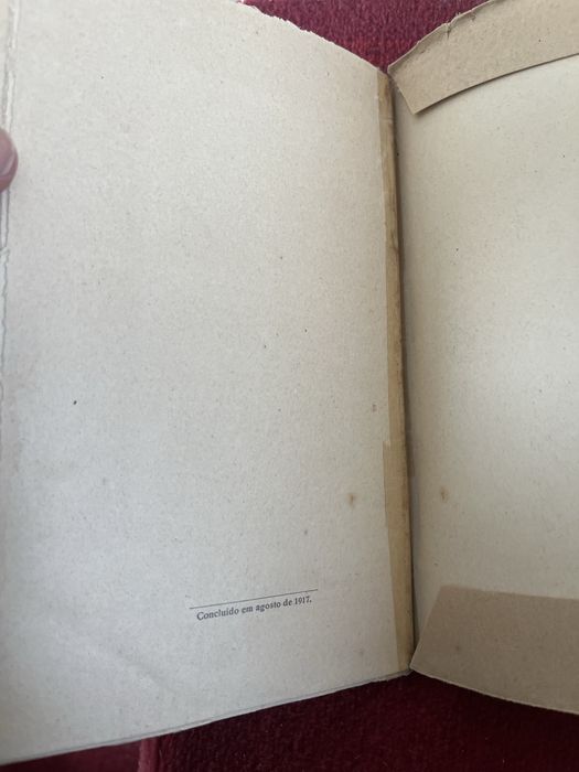 Livro de poesia “Triste” de Esmeralda Santiago 1917