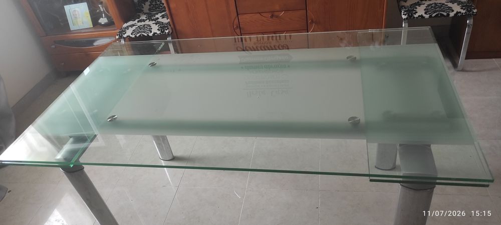 Mesa de jantar com tampo de vidro extensível
