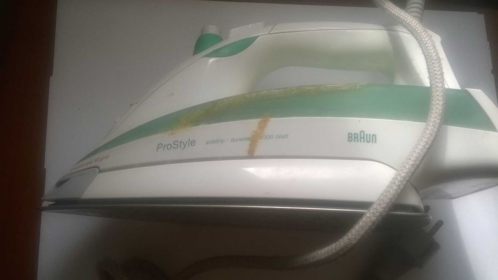 Утюг Braun 4661 SI17610 на запчасти( рабочий но клееный и течет)
