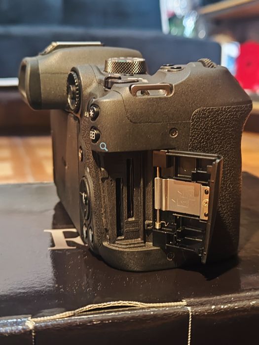 Câmara Canon EOS R7 c/Garantia Fotográfica / Vídeo