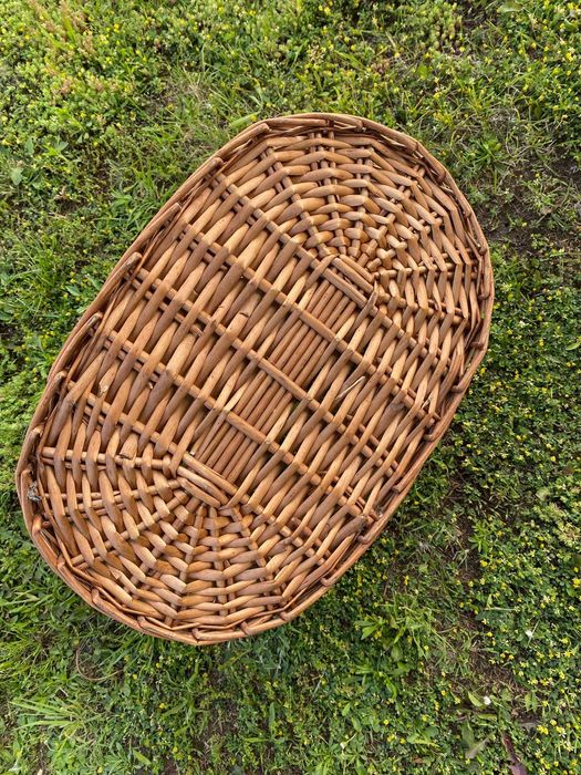 Duży kosz wiklinowy, pojemny, owalny, z uchwytami
