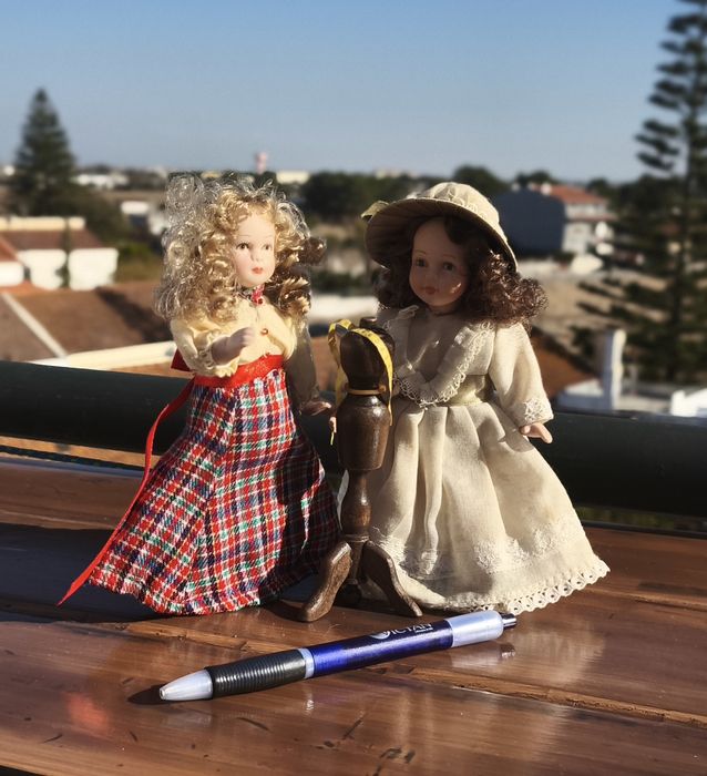 Coleção de bonecas com cabeça, pés e mãos de porcelana.